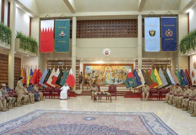 القائد العام لقوة دفاع البحرين يستقبل وزير شؤون الدفاع وعددا من كبار ضباط قوة دفاع البحرين