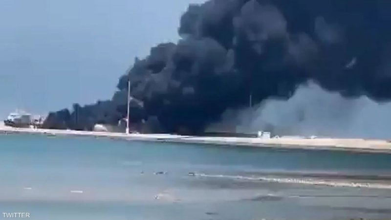 بالفيديو: وفاة 3 جراء حريق بخزان ميثانول بميناء بوشهر الإيراني