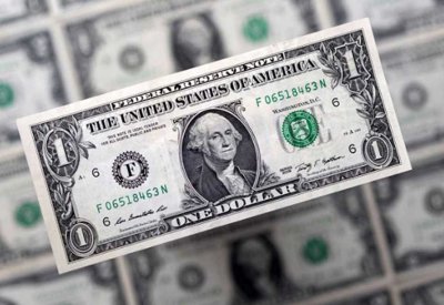 الدولار يهبط لقاع جديد في 2025 مع تلويح ترامب برسوم أحادية الجانب