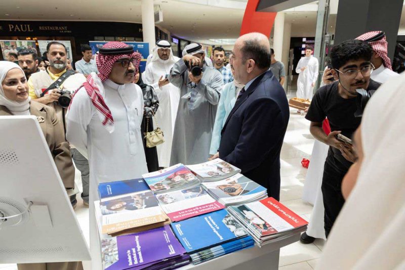 تحت درجة حرارة 39 مئوية..  خطابات المواطنين في يد وزير التربية