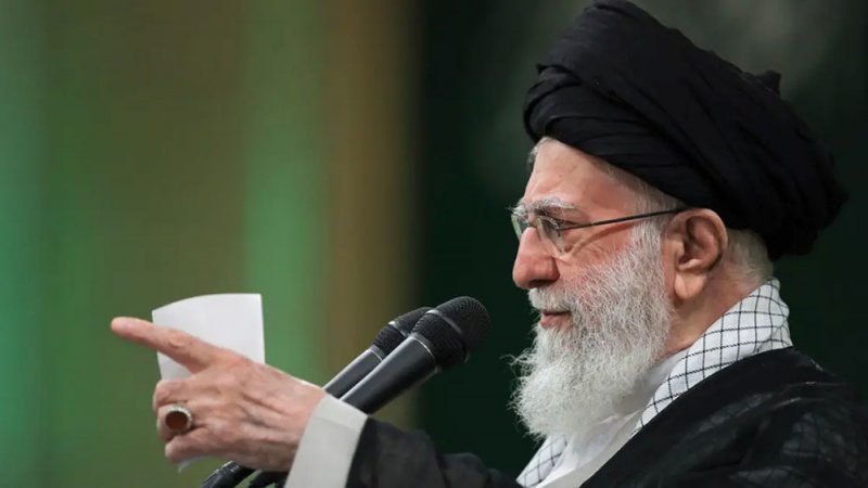 خامنئي: إسرائيل لن تبقى سالمة ولن نلجأ لأنصاف الحلول في ردنا