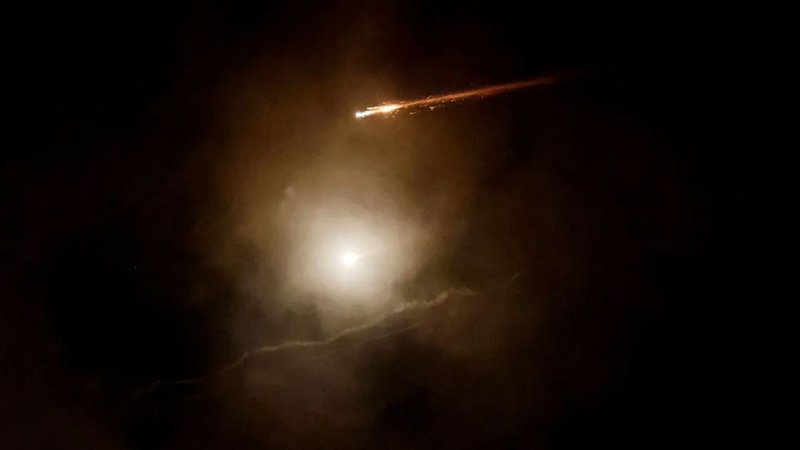 الجيش الإسرائيلي يرصد صاروخاً حوثياً أطلق من اليمن