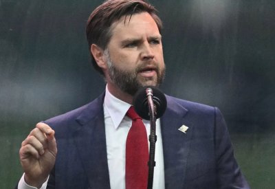 فانس: ترامب قد يتخذ "إجراء إضافيا" ضد برنامج إيران النووي