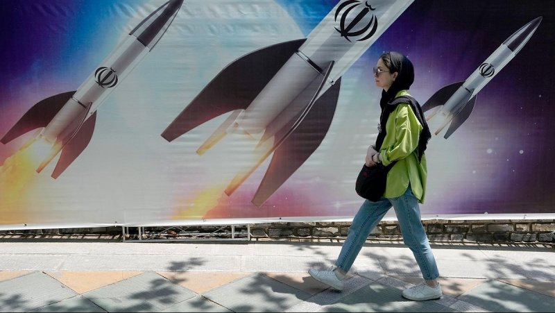 سرعة خارقة ودقة مدمرة.. ما مميزات الصاروخ الأيراني "فتاح-1"