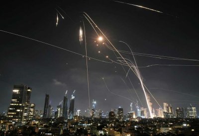 ترجمات “البلاد”: دفاعات إسرائيل تنهار  تحت الضغط ونقص حاد في صواريخ “آرو”