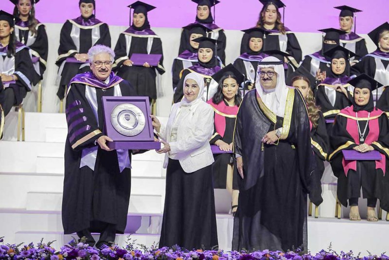 قرينة عاهل البلاد المعظم ترعى حفل تخريج الفوج السابع عشر من طالبات الجامعة الملكية للبنات