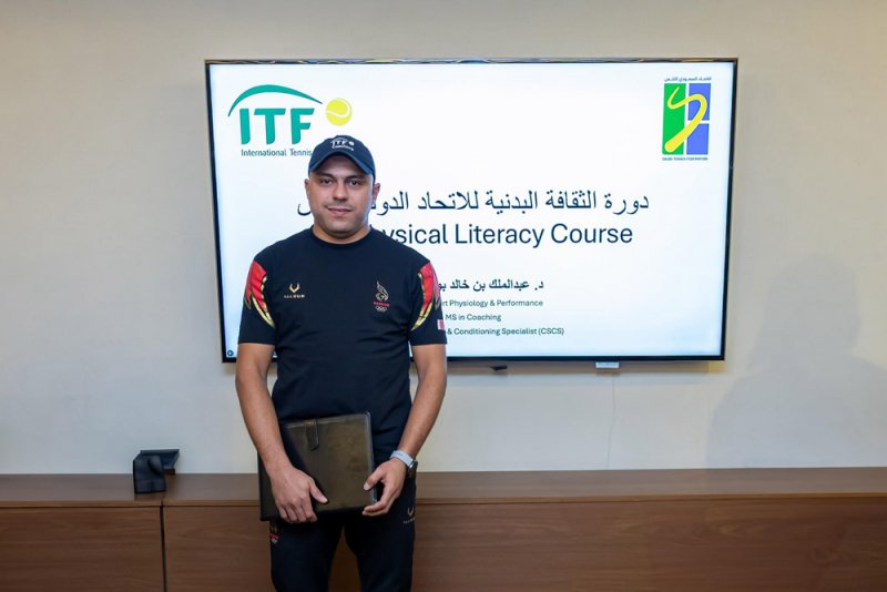المدرب الوطني أحمد عبدالجواد يشارك في دورة الثقافة البدنية بالرياض