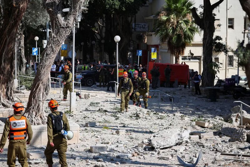 إيران تستهدف إسرائيل رداً على الضربات الأميركية.. سقوط صواريخ في حيفا وتل أبيب