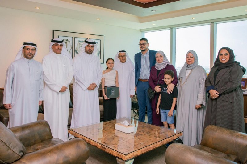 سمو الشيخ عيسى بن علي يسلّم 7 مضخات أنسولين لأطفال مرضى السكري