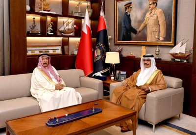 وزير الداخلية يتسلم نسخة من كتاب "رحلتي" من محافظ المحرق