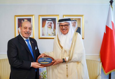 وزير الخارجية يستقبل سفير فلسطين لدى البحرين بمناسبة انتهاء مهام عمله