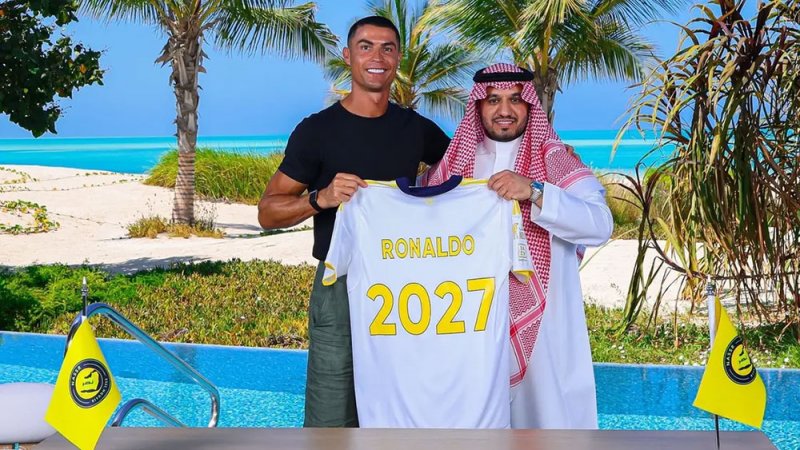 رسمياً.. رونالدو يبقى في النصر حتى 2027