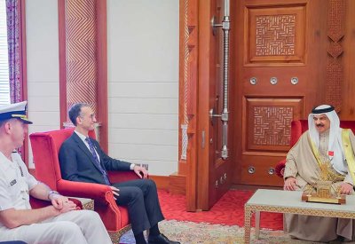 جلالة الملك المعظم يستقبل السفير الأميركي وقائد الأسطول الخامس ويشيد بالتعاون العسكري