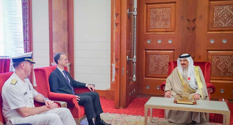 جلالة الملك المعظم يستقبل السفير الأميركي وقائد الأسطول الخامس ويشيد بالتعاون العسكري