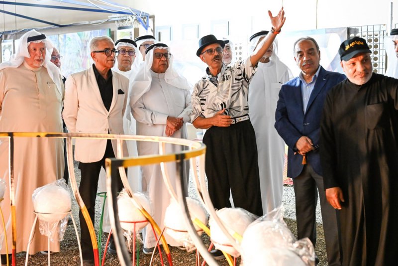 رئيس الأوقاف الجعفرية يفتتح مهرجان الإمام الحسين الفني في المنامة للفنان عباس الموسوي