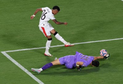 تصدي بونو يشغل عالم الرياضة.. ومصر تتذكر لقطة الحضري في 2002