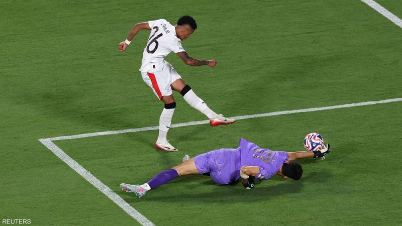 تصدي بونو يشغل عالم الرياضة.. ومصر تتذكر لقطة الحضري في 2002