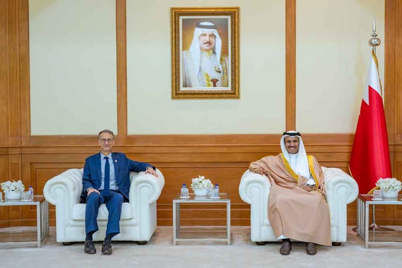 وزير الإعلام يستقبل سفير الولايات المتحدة الأمريكية لدى مملكة البحرين