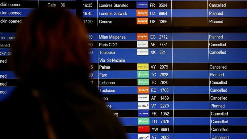 إضراب مراقبي الحركة الجوية الفرنسيين يشل السفر في جميع أنحاء أوروبا
