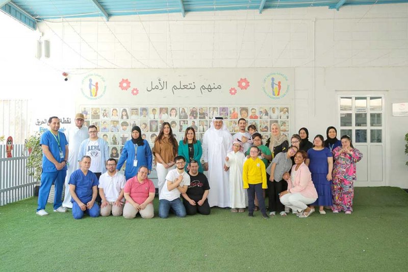 وفد من كلية البحرين الجامعية يزور مركز العناية بمتلازمة داون