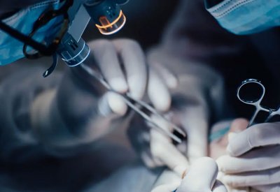 الأولى من نوعها.. جراحة استئصال ورم دماغي لمريض يقظ في عُمان