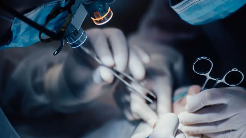 الأولى من نوعها.. جراحة استئصال ورم دماغي لمريض يقظ في عُمان