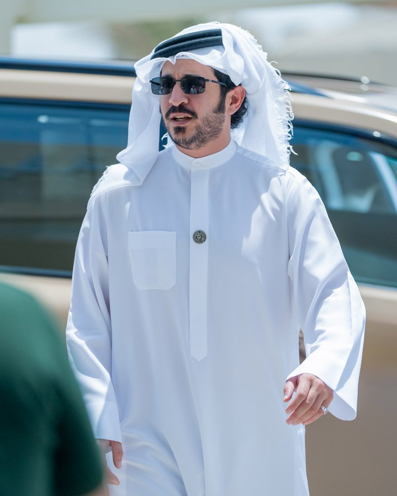 سمو الشيخ خالد بن حمد يتفقد مسبح مدينة خليفة الرياضية