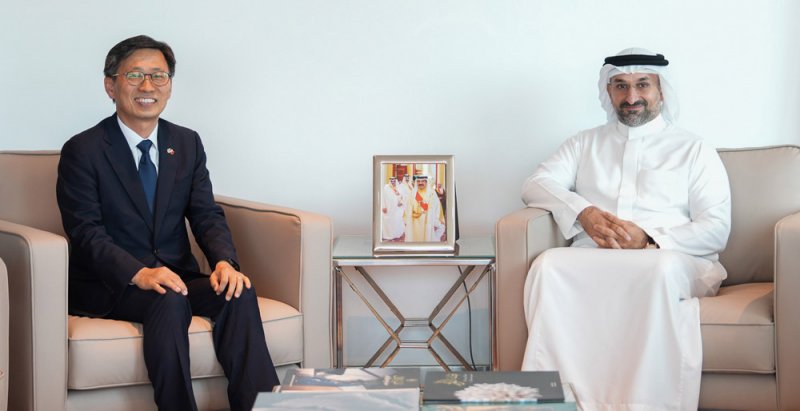 وزير الصناعة والتجارة يستقبل سفير جمهورية كوريا لدى مملكة البحرين