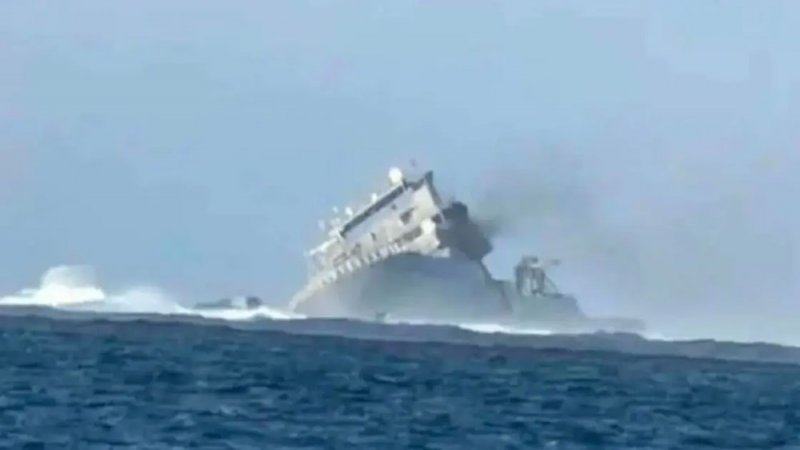 رويترز: غرق السفينة "إترنيتي" بعد تعرضها لهجمات حوثية
