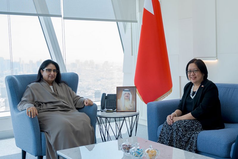 المدير العام لمعهد الإدارة العامة تستقبل سفيرة جمهورية الفلبين لدى مملكة البحرين