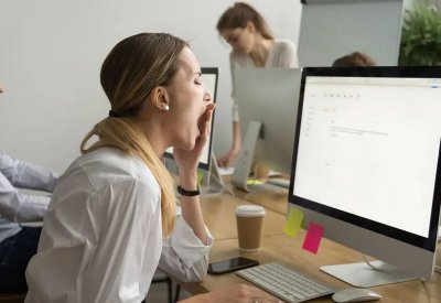علاقة وثيقة بين النوم والعمل.. عالمة تشرح أهميتها