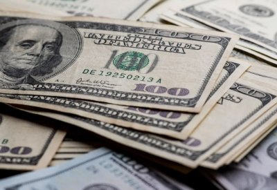 الدولار يستقر قرب أعلى مستوى في 3 أسابيع قبل بيانات التضخم