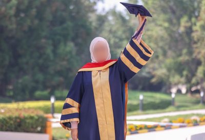 تعرف على تكلفة زي تخرج الطالب في جامعة البحرين