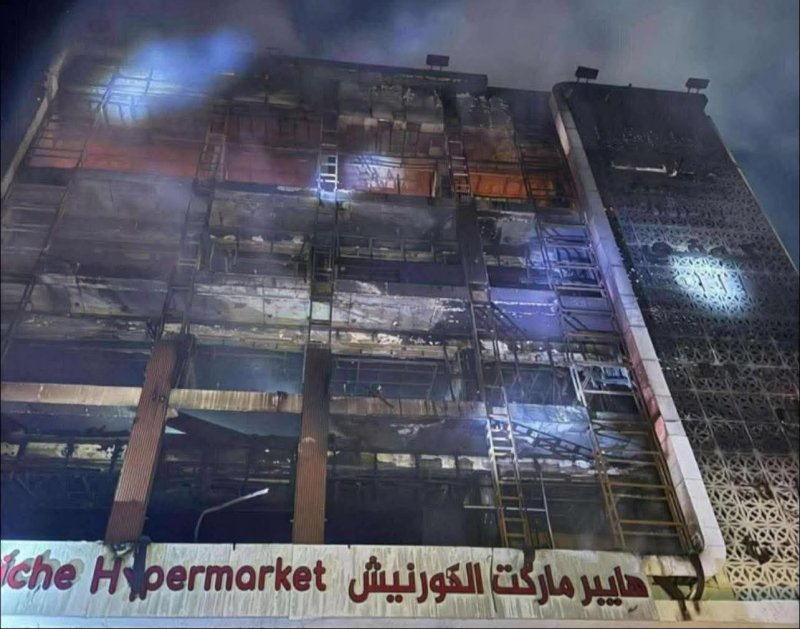 نحو 50 قتيلاً وجريحاً.. فيديو لحريق يلتهم مركزاً تجارياً شرق العراق