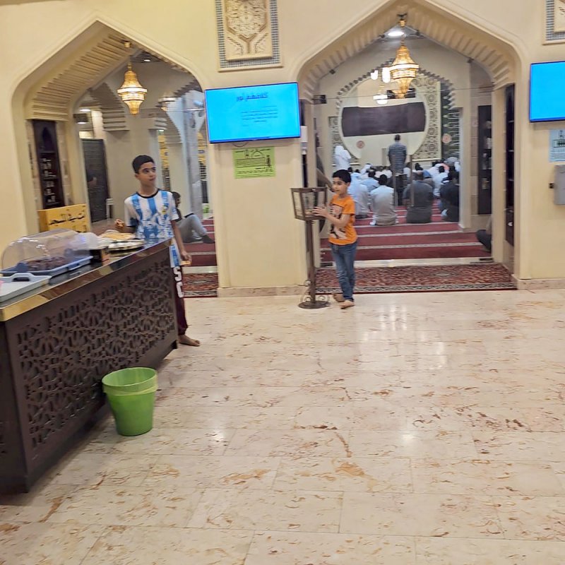 شاشات مسجد السيد هاشم تعرض محتوى غير مناسب