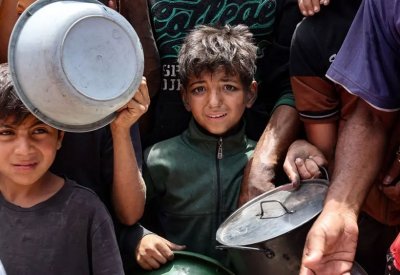 وفاة طفلة فلسطينية جوعاً.. والأونروا: إسرائيل تجوع مليون طفل بغزة