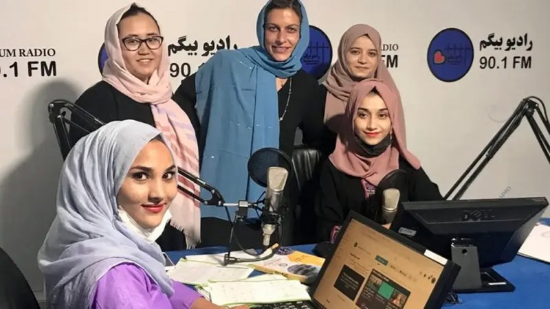 الأمم المتحدة: طالبان توقف "عدداً كبيراً" من النساء بسبب مخالفات الزي