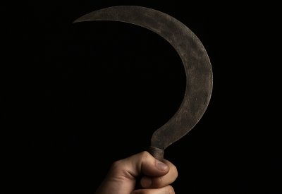محاولة قتل مروعة بمنجل حديدي