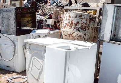 البيوت المليئة بالخُردة قنابل موقوتة في قلب “الفرجان”
