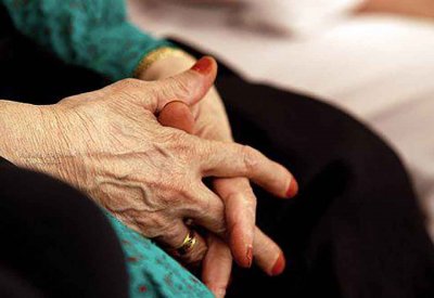 أم تناشد الجهات المعنية لإنقاذها من ابنها العاق: يريد طردنا من البيت