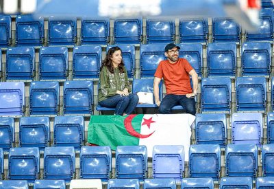 الجاليات العربية  تزين المدرجات
