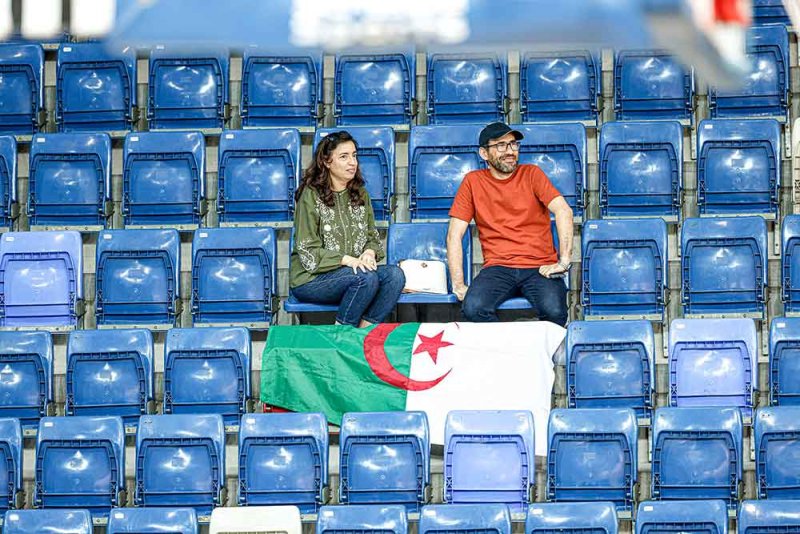 الجاليات العربية  تزين المدرجات