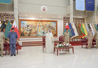 وزير شؤون الدفاع يستقبل عددًا من الضباط الخريجين حديثًا لأداء القسم القانوني