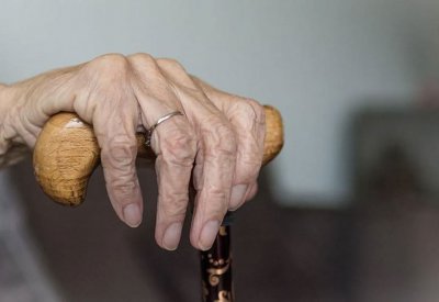 أعراض للخرف قد تظهر في المشي.. كيف نكتشفها؟