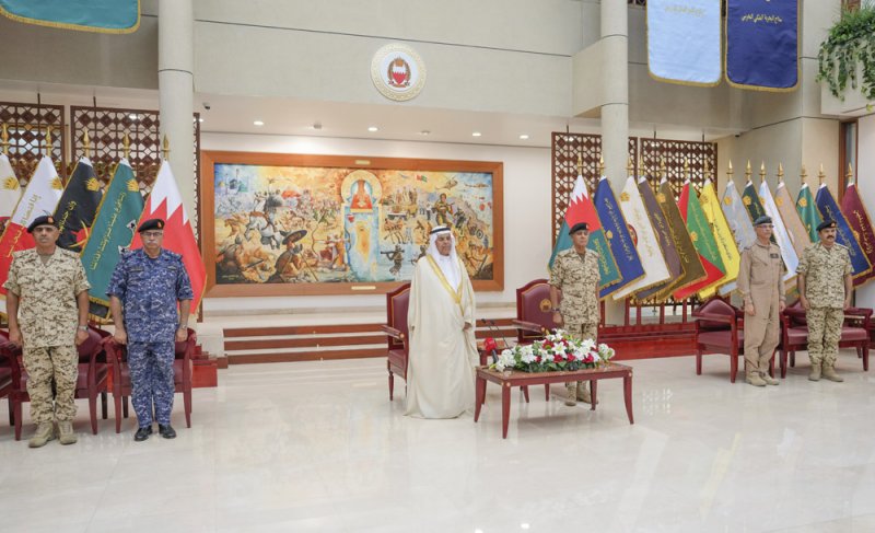 وزير شؤون الدفاع يستقبل عددًا من الضباط الخريجين حديثًا لأداء القسم القانوني