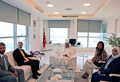 بحث التعاون البيئي والطاقة.. وزير النفط والبيئة يستقبل السفير البريطاني