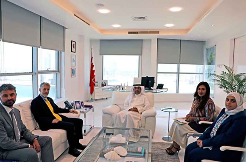 بحث التعاون البيئي والطاقة.. وزير النفط والبيئة يستقبل السفير البريطاني