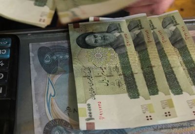 إيران تدرس إزالة أصفار من عملتها الوطنية