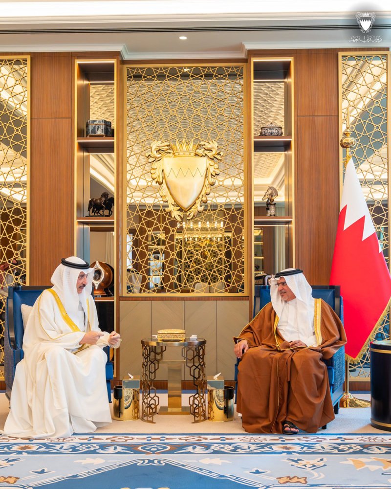 سمو ولي العهد رئيس مجلس الوزراء يستقبل وزير العمل للاطمئنان على صحته