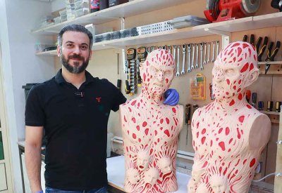 النحات محمد الحرز يحول أبطال السينما إلى تماثيل